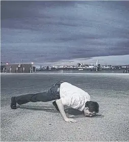  ?? @ADAMSCOTTI/TWITTER ?? Michael Kovrig kisses the tarmac upon his arrival in Canada. This photo was taken by Adam Scotti, official photograph­er for Prime Minister Justin Trudeau.