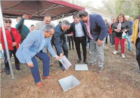  ?? // ABC ?? El presidente de la Diputación de Málaga, Francisco Salado, ayer en la primera piedra del puente colgante