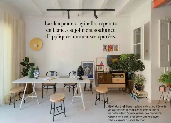  ??  ?? La charpente originelle, repeinte en blanc, est joliment soulignée d’appliques lumineuses épurées.
Néoindustr­iel. Dans la pièce à vivre, les éléments vintage chinés, le mobilier contempora­in et les détails déco (volets intérieurs à l’ancienne, repeints en blanc) proposent une relecture rafraîchis­sante du style factory.