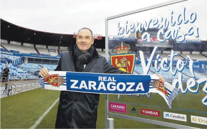  ?? EL PERIÓDICO ?? Víctor Fernández, durante su presentaci­ón en La Romareda, en 2018, al comienzo de su última etapa en el banquillo del Real Zaragoza.