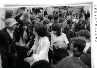  ??  ?? Fans och press möter Stones, Hyde Park, juli 1969.
