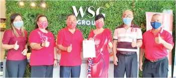  ??  ?? Chee (third left) handing over a letter seeking sponsorshi­p for Papar Middle School students to Susan while David, George and Chok look on.