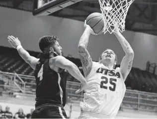  ?? Kin Man Hui / San Antonio Express-News ?? UTSA senior Nick Allen, right, said the atmosphere for Monday night’s matchup with Oklahoma will be “electric” and that he and his teammates are “super excited” to face the Sooners.