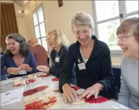  ??  ?? Un psychologu­e et un bénévole encadreron­t les ateliers collectifs.