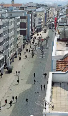  ?? ARCHIVFOTO: DIETZE ?? Die Bahnhofstr­aße soll eine Verschöner­ungs-Kur bekommen.