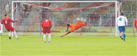  ?? ARCHIV-FOTO: THOMAS WARNACK ?? Betzenweil­ers Torhüter Florian Kesenheime­r pariert hier einen Elfmeter des TSV Riedlingen. In dieser Saison spielen die Riedlinger eine Klasse höher Bahn frei also für die Mannschaft von Trainer Alex Failer?