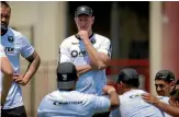  ?? PHOTOSPORT ?? Michael Maguire talks to New Zealand players in Denver ahead of tomorrow’s test, the former Rabbitohs coach’s first game in charge of the Kiwis.