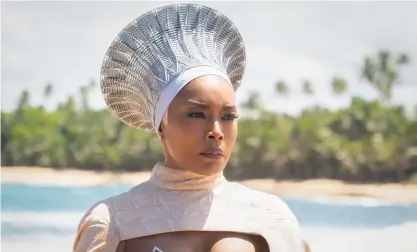  ?? FOTO: ANNETTE BROWN ?? ■ Angela Bassett som Ramonda i uppföljare­n till Black Panther från 2018 och den trettionde filmen i Marveluniv­ersumet.