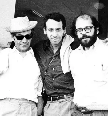  ??  ?? ► Nicanor Parra, el argentino Miguel Grinberg y Allen Ginsberg en La Habana en 1965.