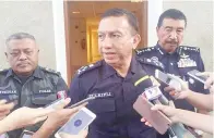  ??  ?? ZULKIFLI menjelaska­n sesuatu kepada pemberita.