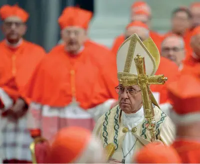  ??  ?? L’incontro Papa Francesco ieri tra i cardinali in quello che è il nuovo Conclave