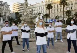  ?? (Photo Patrick Blanchard) ?? En blouses et masqués, les délégués de classe des instituts infirmiers ont manifesté leur mécontente­ment, hier, sur la place de la Liberté, à Toulon.