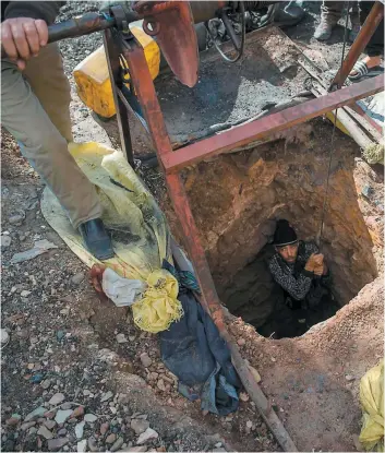  ?? PHOTO AFP ?? Un mineur entame sa descente dans le puits d’une mine désaffecté­e de Jerada.