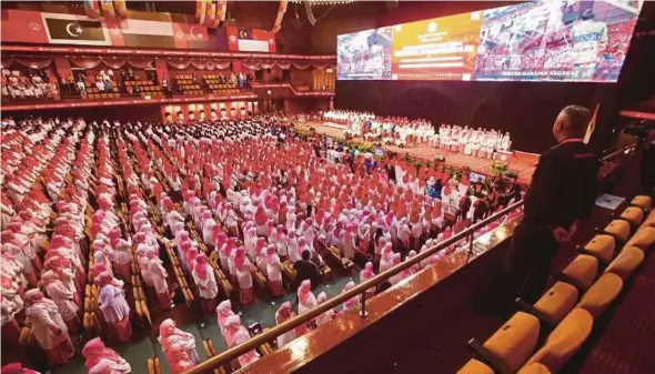  ?? PIC BY MOHD YUSNI ARIFFIN ?? Umno members at the joint opening of the party’s Youth, Women and Puteri wings’ annual general assembly in Kuala Lumpur yesterday.
