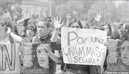 ??  ?? Alrededor de 200 estudiante­s (las mujeres al frente) marcharon de la Facultad de Ciencias Políticas y Sociales a la rectoría de la UNAM ■ Foto Alfredo Domínguez