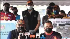  ?? — Bernama photo ?? Reezal Merican and Amirudin Shari (seated right) during at press conference.