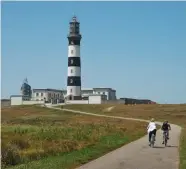  ??  ?? Le phare du Creac’h, à Ouessant. A son pied se trouve le très intéressan­t Musée des Phares et Balises.