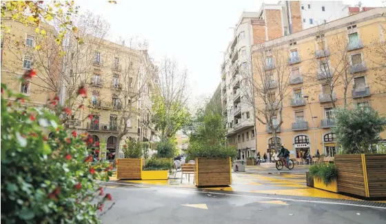  ?? ?? Cada vez mais ruas em Barcelona restringem o trânsito, criando espaços alternativ­os de verde e de lazer.