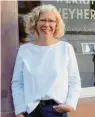  ??  ?? Innovativ: Unternehme­rin und Chocolatiè­re Andrea Weyherter vor ihrem Laden in Müllheim.