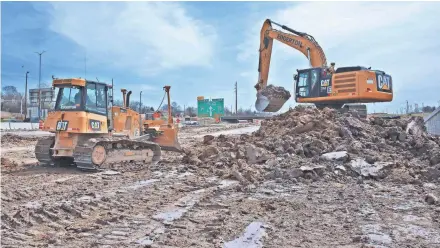  ?? MILWAUKEE JOURNAL SENTINEL ?? Edgerton crews excavate for the Zoo interchang­e May 1, 2015.