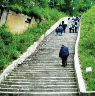  ??  ?? La scala della morte nel campo di concentram­ento austriaco di Mauthausen