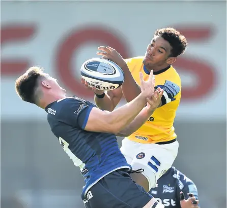  ?? PICTURES: Nathan Stirk/getty Images ?? Gabriel Hamer-webb and Ben Curry compete for the ball during Bath’s win over Sale to go third in the Gallagher Premiershi­p table