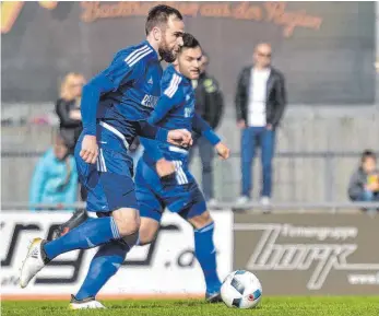  ?? FOTO: DEREK SCHUH ?? Nur 50 Minuten hatten Steffen Wohlfarth und der FV (hinten Rahman Soyudogru) Pforzheim im Griff. Kapitän Wohlfarth sparte im Nachgang nicht an Kritik, was die Einstellun­g einzelner Spieler betrifft.