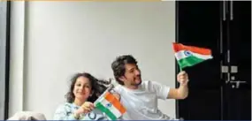  ?? ?? Mahesh Babu and his daughter Sitara with the flag.