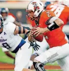  ?? [PHOTO BY NATE BILLINGS, THE OKLAHOMAN] ?? OSU quarterbac­k Mason Rudolph (2) considers running the football fun. Don’t expect him to stop anytime soon.