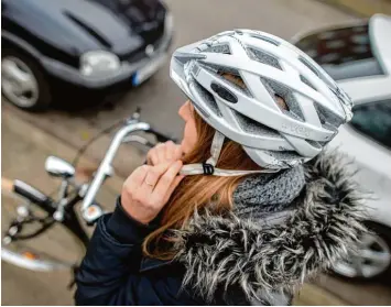  ?? Symbolfoto: Hauke Christian Dittrich/dpa ?? Wie ist man als Radler sicher unterwegs? Eine Radlerin empfiehlt aus eigener Erfahrung einen Rückspiege­l und auch einen Helm.