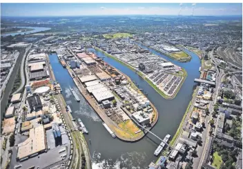  ??  ?? Der Neusser Hafen ist auch Warenumsch­lagplatz, für die sogenannte­n ZARA-Häfen.