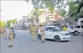  ?? DEEPAK GUPTA/HT ?? ■
Police personnel enforcing complete lockdown in Sadar area of Lucknow.