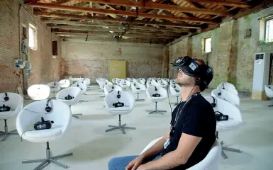  ??  ?? Frontiere I visori sul Lazzaretto Vecchio per la nuova sezione dedicata alla realtà virtuale (Pattaro/Vision)