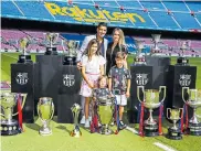  ?? EFE ?? El delantero uruguayo Luis Suárez junto a su familia.