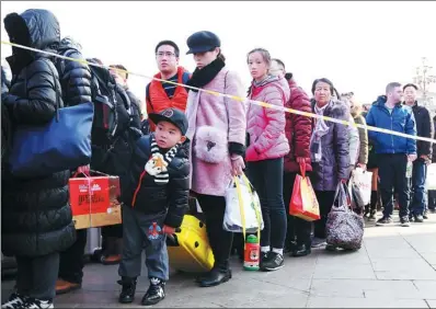  ?? ZOU HONG / CHINA DAILY ?? Passengers make their way home after arriving at Beijing Railway Station on Thursday, as the city witnessed a growing number of people returning as the Spring Festival holiday came to an end.