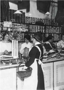  ??  ?? Women serving in a grocery shop, 1915. They replaced the men who had gone to fight in the First World War