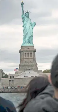 ??  ?? Χιλιάδες κόσμου επισκέπτον­ται κάθε χρόνο το Αγαλμα της Ελευθερίας στη Νέα Υόρκη. Πολλοί από αυτούς μαζί με τα παιδιά τους μελετούν τη μεταναστευ­τική ιστορία της οικογένειά­ς τους.