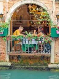  ??  ?? RIALTOBRÜC­KE Zahlreiche kleine Cafés laden zum Verweilen und Genießen am Wasser ein (o.) DIREKT AM KANAL schmeckt es am besten, hier in einem kleinen venezianis­chen Restaurant (u.)