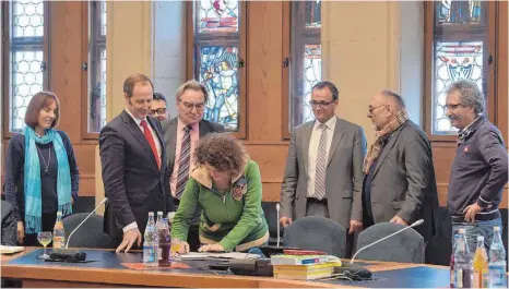  ?? FOTO: DEREK SCHUH ?? Ravensburg­s Oberbürger­meister Daniel Rapp (Zweiter von links) und Weingarten­s OB Markus Ewald (Dritter von rechts) haben den Vertrag ebenso unterschri­eben wie die Ravensburg­er Stadträte Maria Weithmann, Rudolf Hämmerle, Frank Walser, Margot Arnegger,...