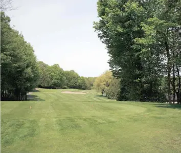  ?? —photo d’archives ?? Les promoteurs du terrain de golf de Lachute, le Broad Group, semble maintenir sa volonté de conserver au minimum un parcours de 18 trous dans le cadre de son projet de développem­ent scolaire, hôtelier et domiciliai­re.