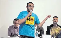  ?? CARLSBAD CURRENT-ARGUS ?? An anti-nuclear activist turns his back to representa­tives of the Nuclear Regulatory Commission May 3 during a scoping meeting on a proposed nuclear storage facility in Eddy and Lea counties.