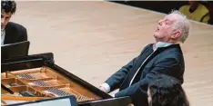  ?? Foto: dpa ?? Es muss nicht immer der Dirigierst­ab sein: Daniel Barenboim am Klavier.