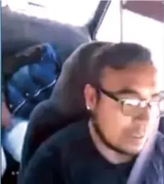  ??  ?? Un taxista de Puebla divulgó a través de las redes sociales cómo una joven de 20 años subió a su unidad y se quedó dormida.