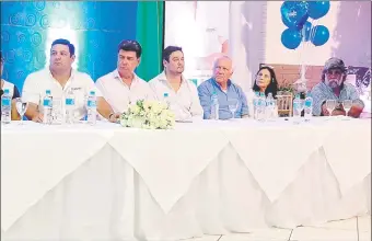 ??  ?? Teodoro Teddy Mercado en la presentaci­ón de su candidatur­a a intendente de Ciudad del Este aparece junto a Efraín Alegre y dirigentes nacionales del PLRA.