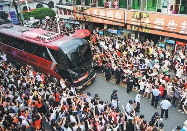 ?? HAN SUYUAN / CHINA NEWS SERVICE INNER MONGOLIA ?? People wave goodbye on Tuesday to students on a bus who are about to take national college entrance exams in Lu’an, Anhui province. The students were from Maotanchan­g Middle School in the city.