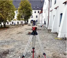  ?? Foto: Thorsten Jordan ?? Im Innenhof der alten Klosteranl­agen sind die letzten Arbeiten im Gange.