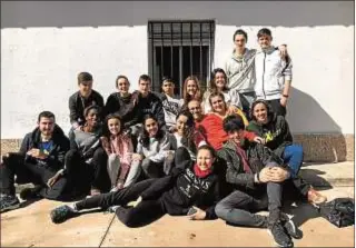  ??  ?? Grupo de jóvenes educadores de poscomunió­n. La parroquia tiene un proyecto ambicioso de formación de niños y jóvenes que se extiende durante 20 años.