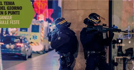  ??  ?? Poliziotti presidiano una delle strade chiuse nel centro di Strasburgo dopo la sparatoria: la Francia rivive l’incubo del terrorismo