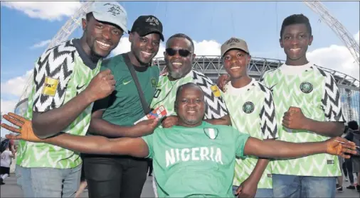  ??  ?? LA CAMISETA DE MODA. La colorida equipación de Nigeria se agotó el día que salió a la venta y es una de las curiosidad­es del Mundial.