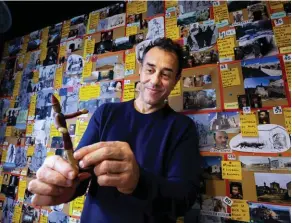  ??  ?? Démiurge.
Le réalisateu­r italien Matteo Garrone devant le story-board de son film, le 11 février, à Rome.